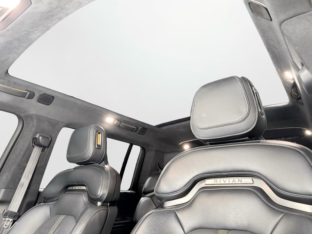 2024 Rivian R1S view 26