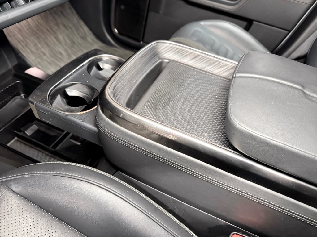 2024 Rivian R1S view 20