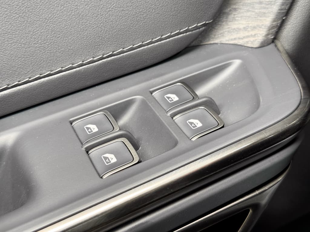 2024 Rivian R1S view 8
