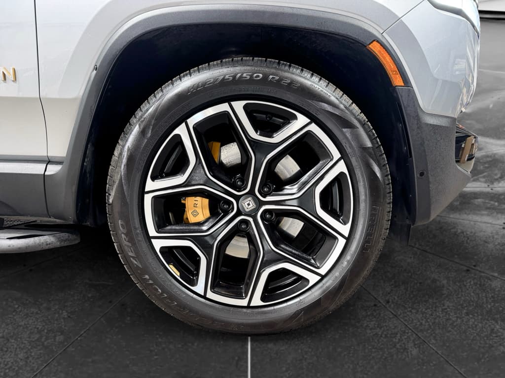 2024 Rivian R1S view 37