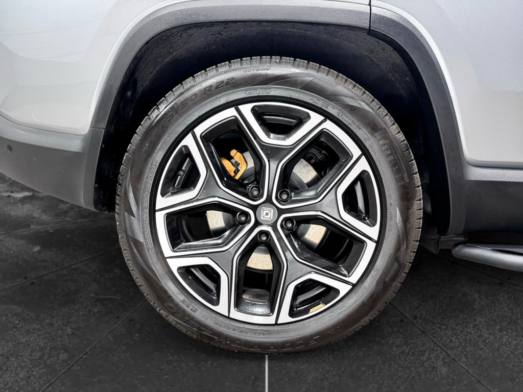 2024 Rivian R1S view 39