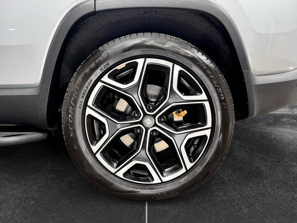 2024 Rivian R1S view 35