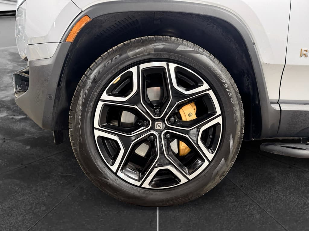 2024 Rivian R1S view 33