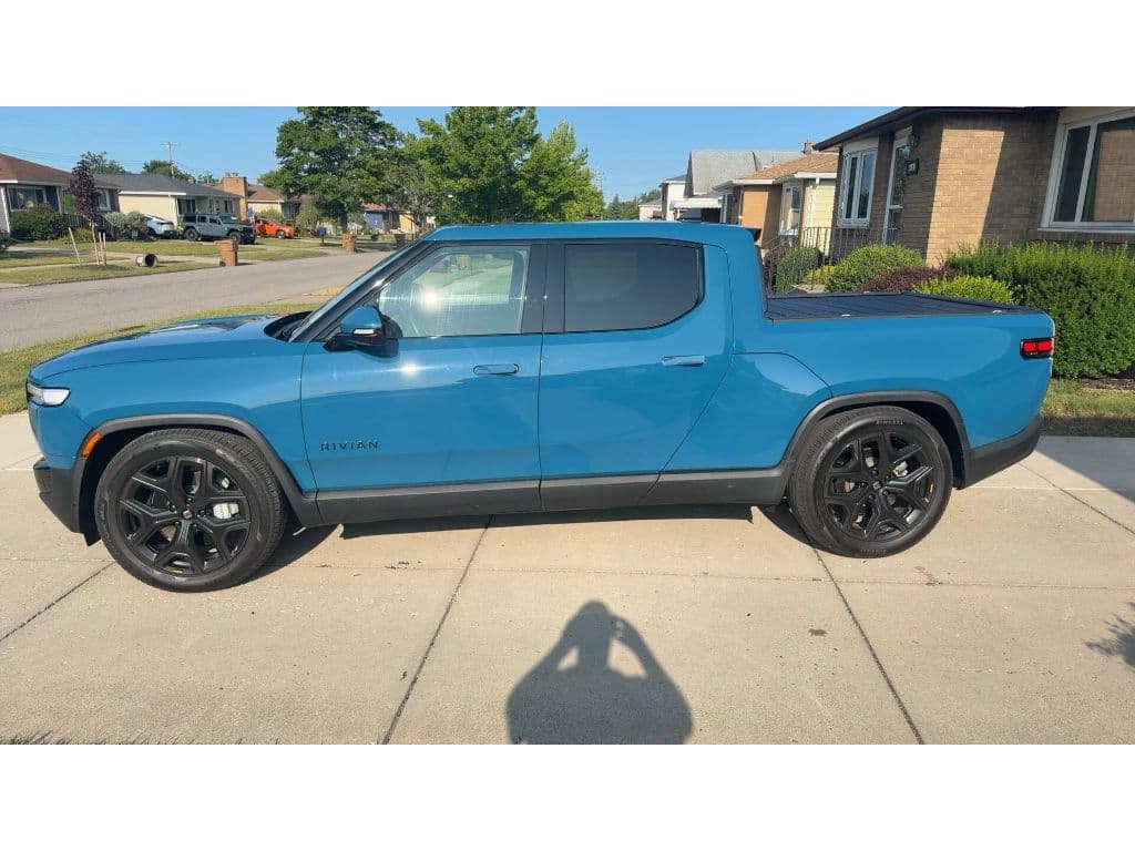 2025 Rivian R1T view 2