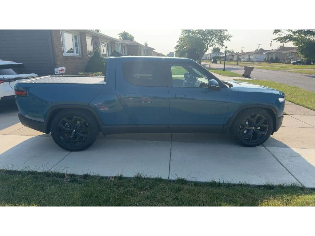 2025 Rivian R1T view 3