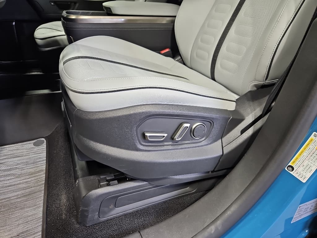 2025 Rivian R1T view 6