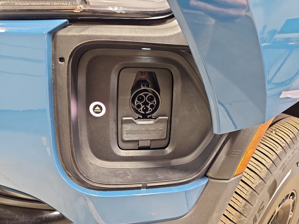2025 Rivian R1T view 5