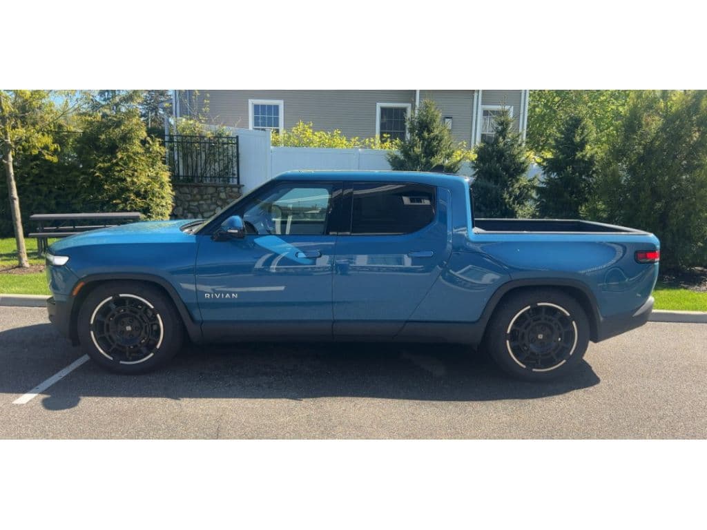 2025 Rivian R1T view 2