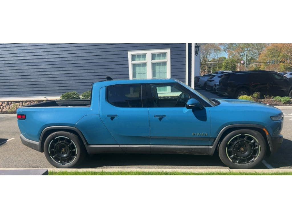 2025 Rivian R1T view 3