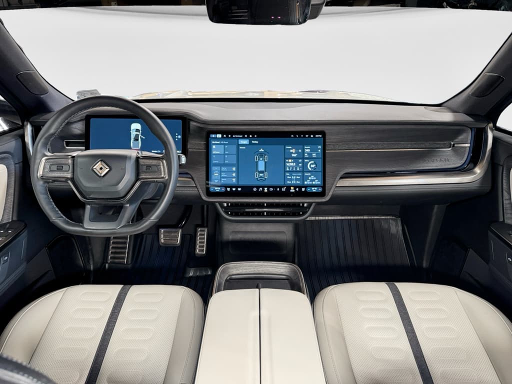 2025 Rivian R1T view 16
