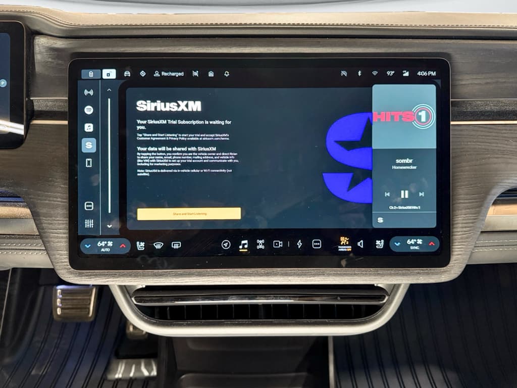 2025 Rivian R1T view 13