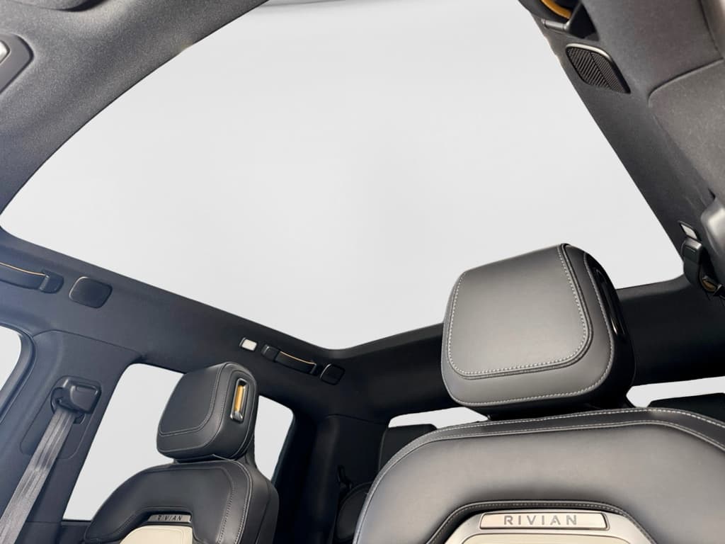 2025 Rivian R1T view 23
