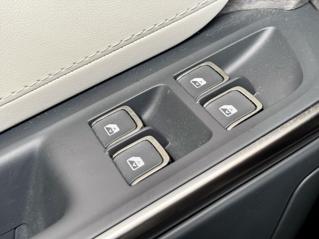 2025 Rivian R1T view 8