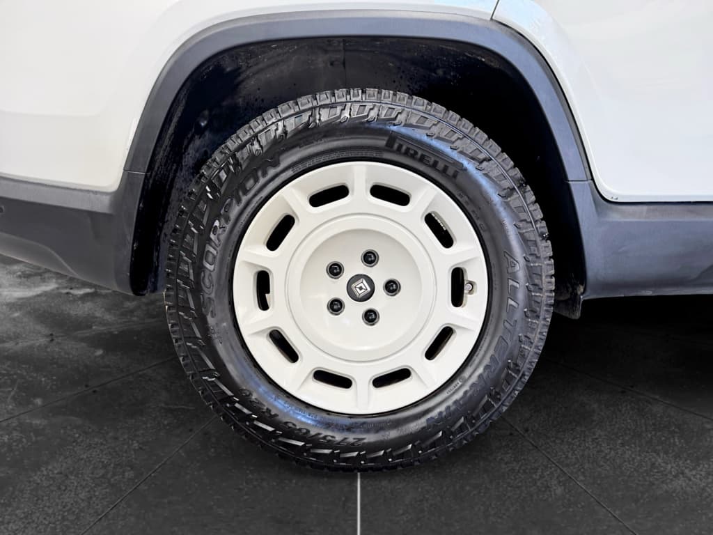 2025 Rivian R1T view 36