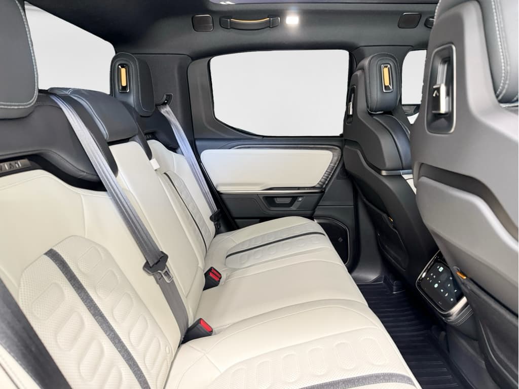 2025 Rivian R1T view 21