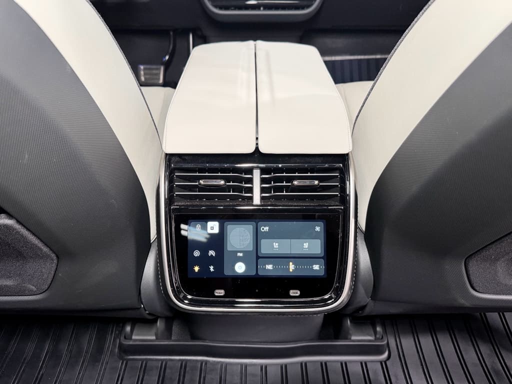 2025 Rivian R1T view 20