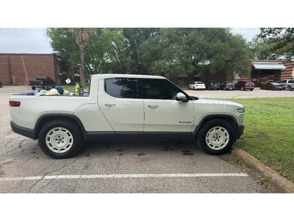 2025 Rivian R1T view 4