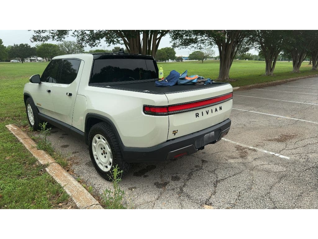2025 Rivian R1T view 6