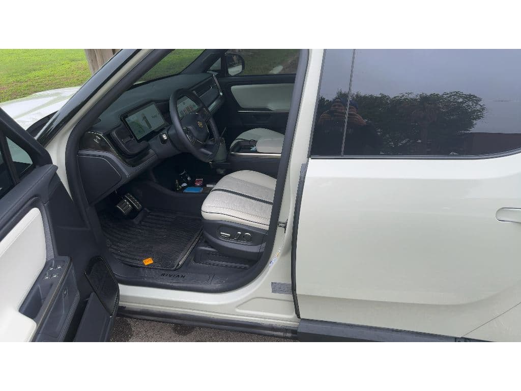 2025 Rivian R1T view 7