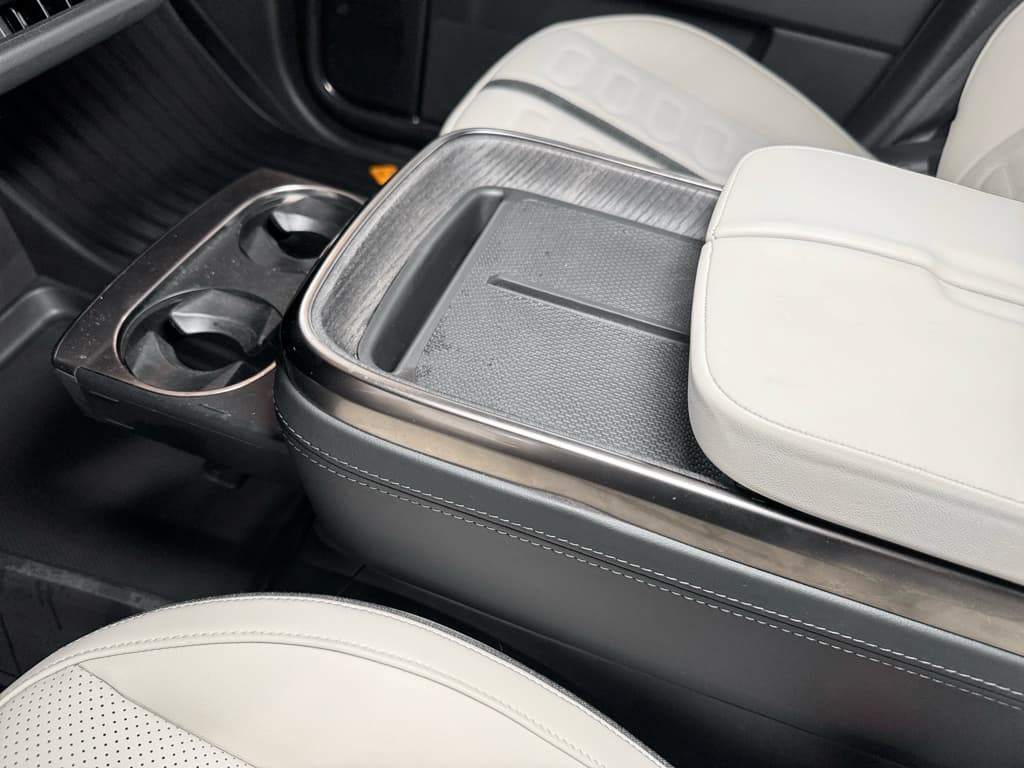 2025 Rivian R1T view 19