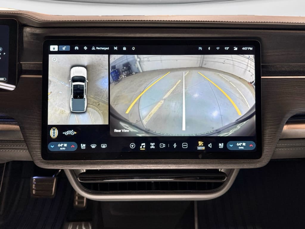 2025 Rivian R1T view 15