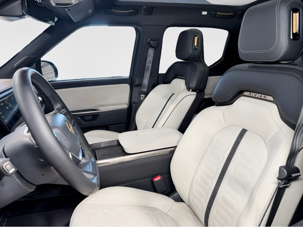 2025 Rivian R1T view 17
