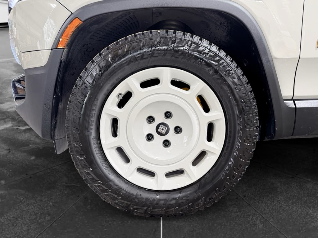 2025 Rivian R1T view 30
