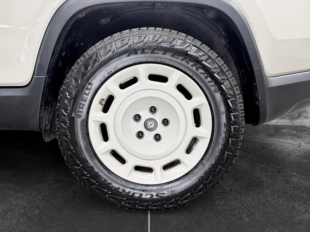2025 Rivian R1T view 32