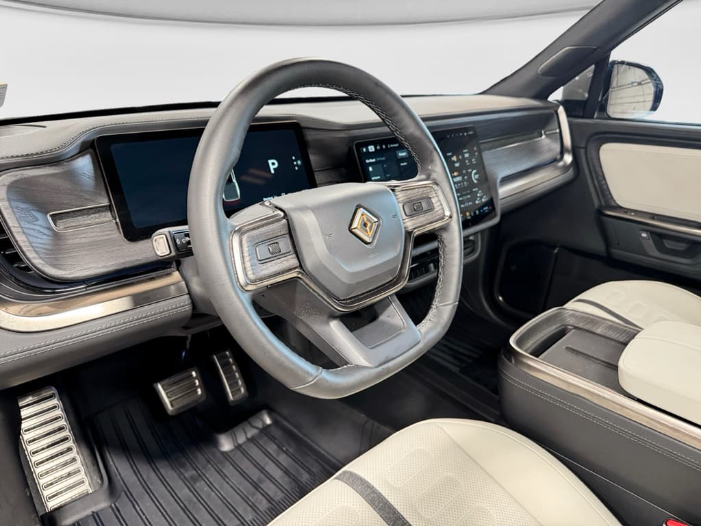 2025 Rivian R1T view 18