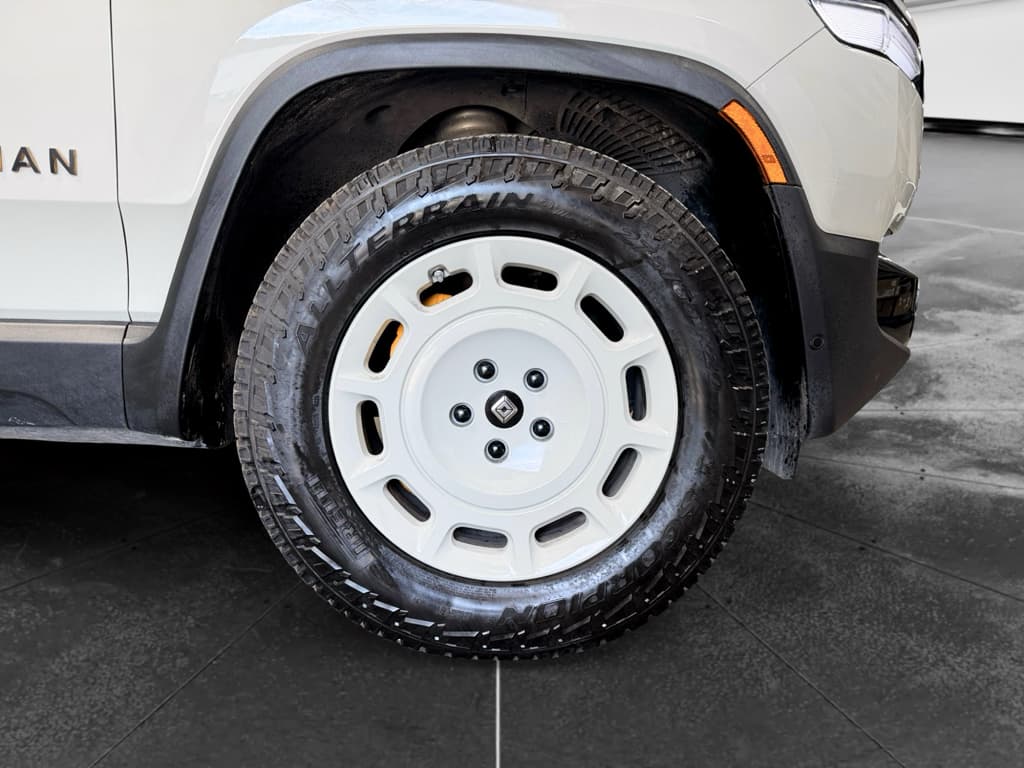 2025 Rivian R1T view 34