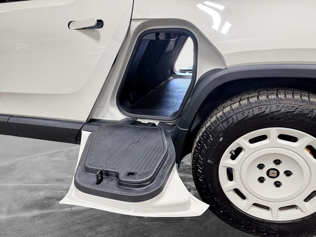 2025 Rivian R1T view 24