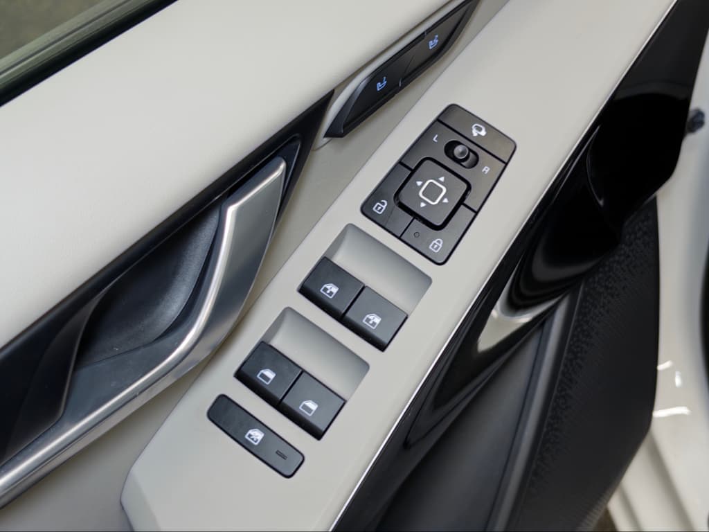 2023 Kia Niro EV view 6