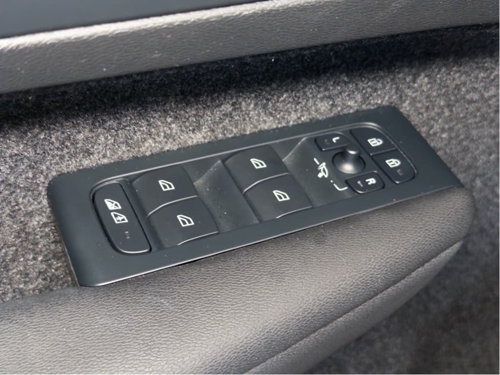 2023 Volvo C40 Recharge view 8