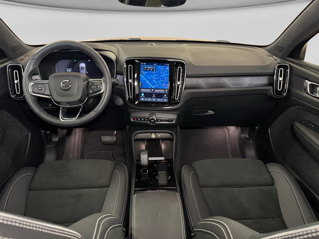 2023 Volvo C40 Recharge view 17