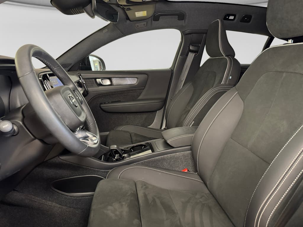 2023 Volvo C40 Recharge view 18