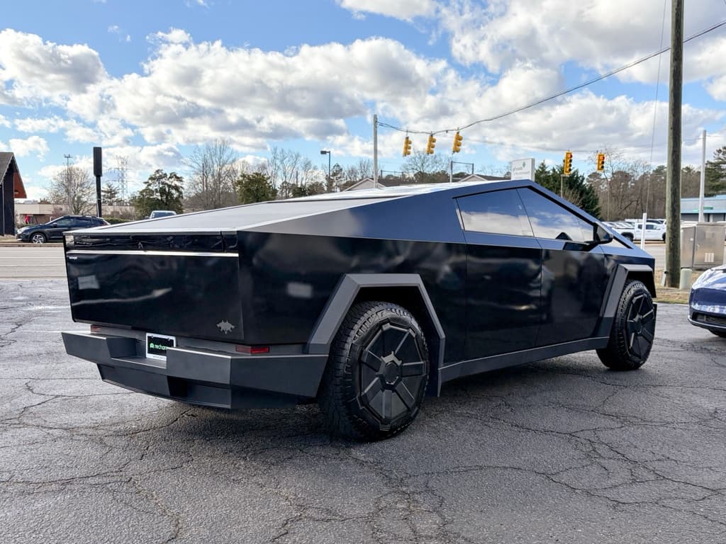 2024 Tesla Cybertruck view 3
