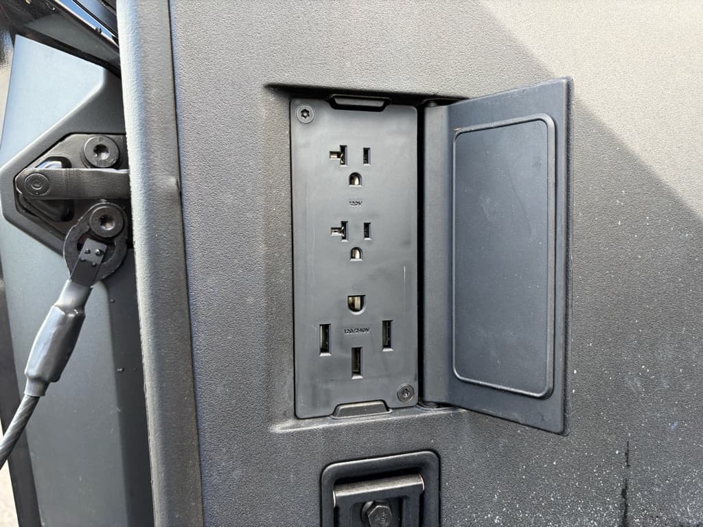 2024 Tesla Cybertruck view 30