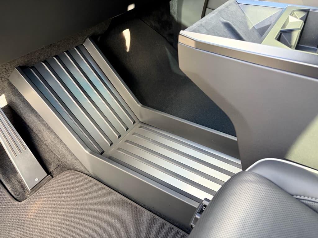 2024 Tesla Cybertruck view 19