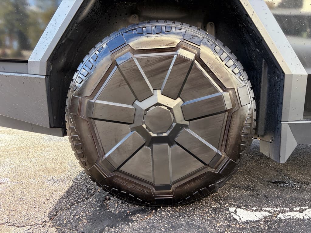 2024 Tesla Cybertruck view 36