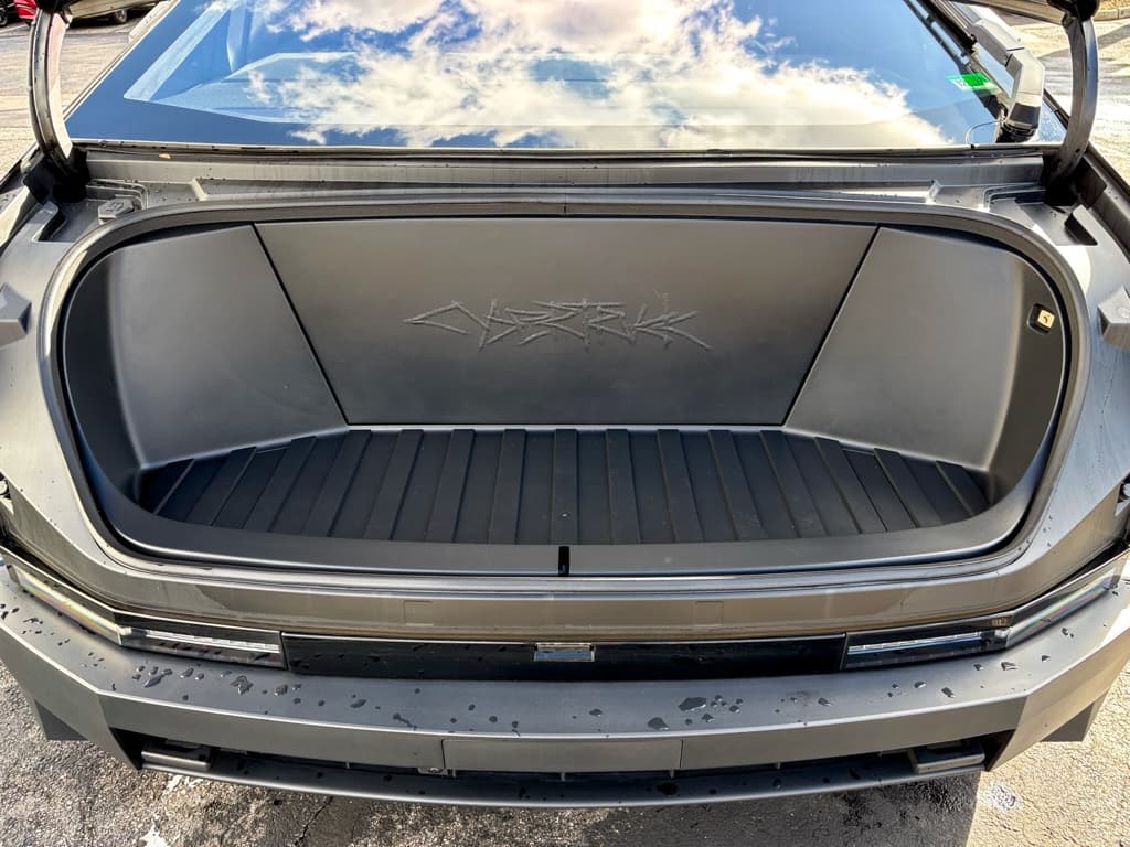 2024 Tesla Cybertruck view 26
