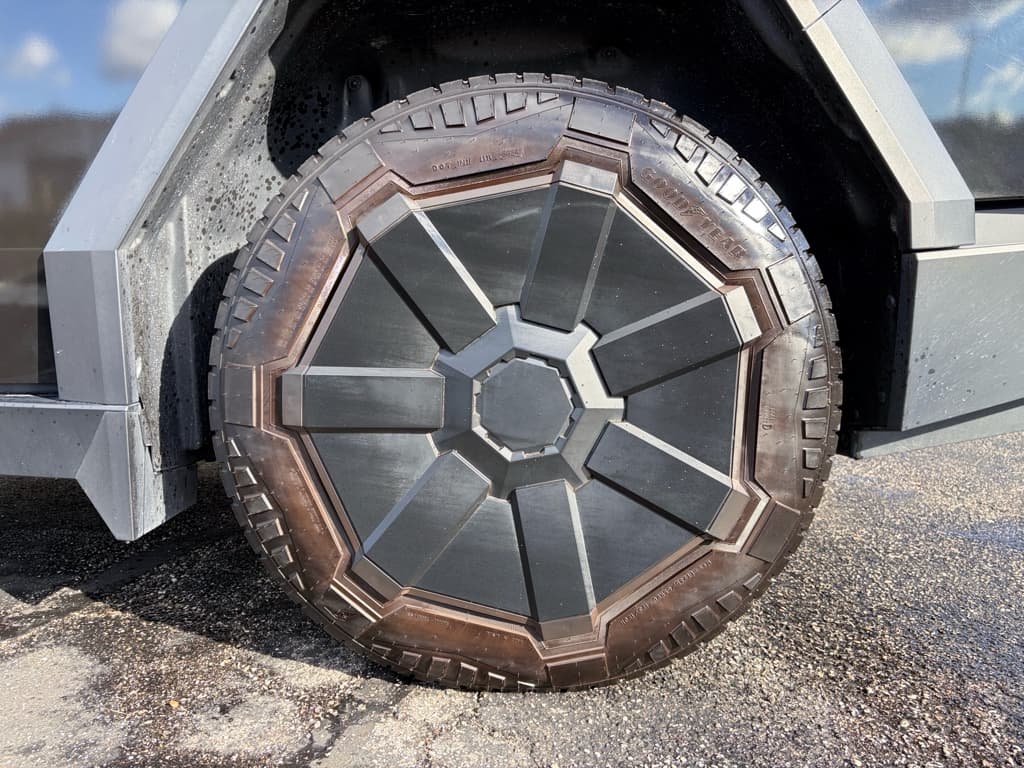 2024 Tesla Cybertruck view 40