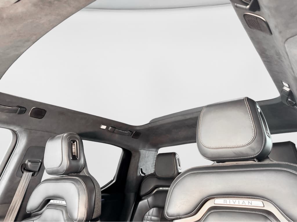 2026 Rivian R1T view 23