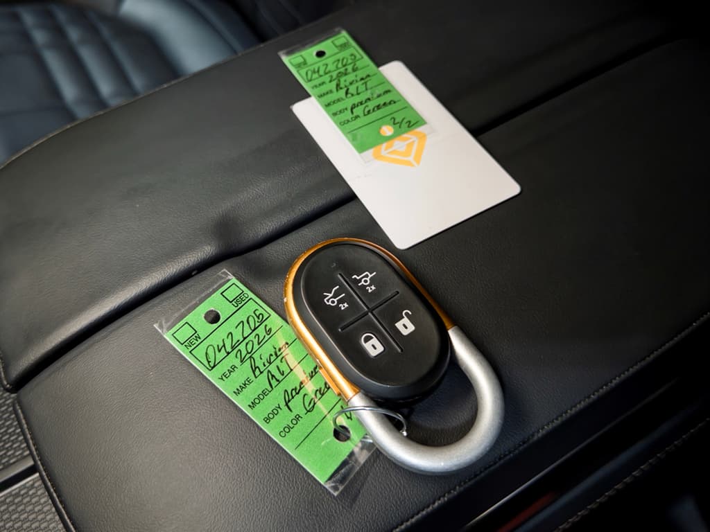 2026 Rivian R1T view 22