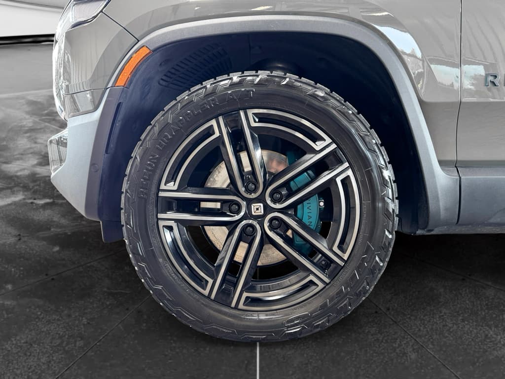 2026 Rivian R1T view 32