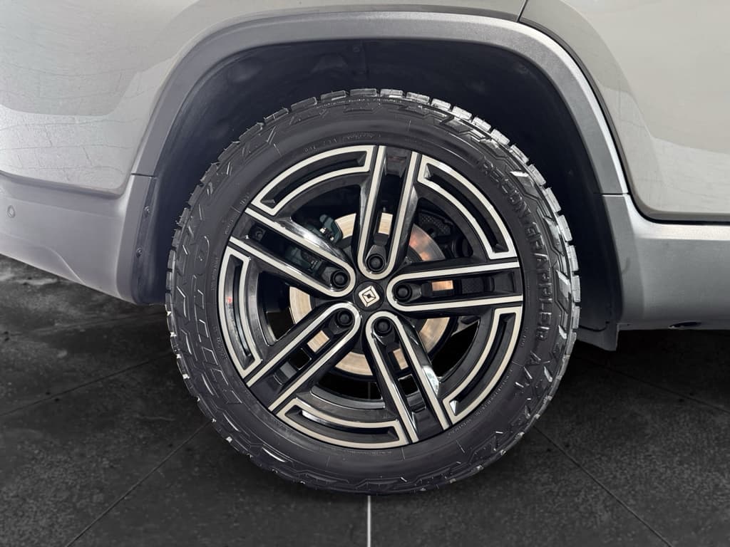 2026 Rivian R1T view 38