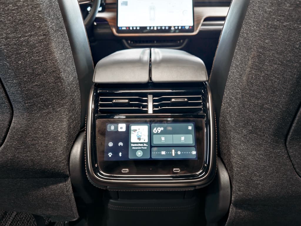 2026 Rivian R1T view 20
