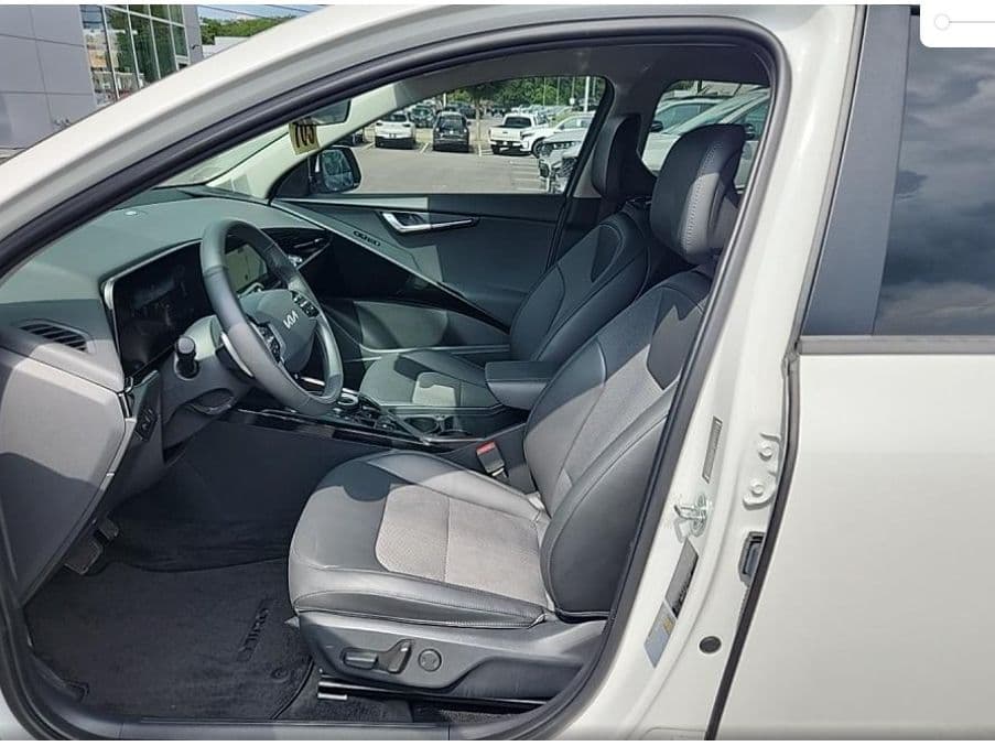 2023 Kia Niro EV view 5