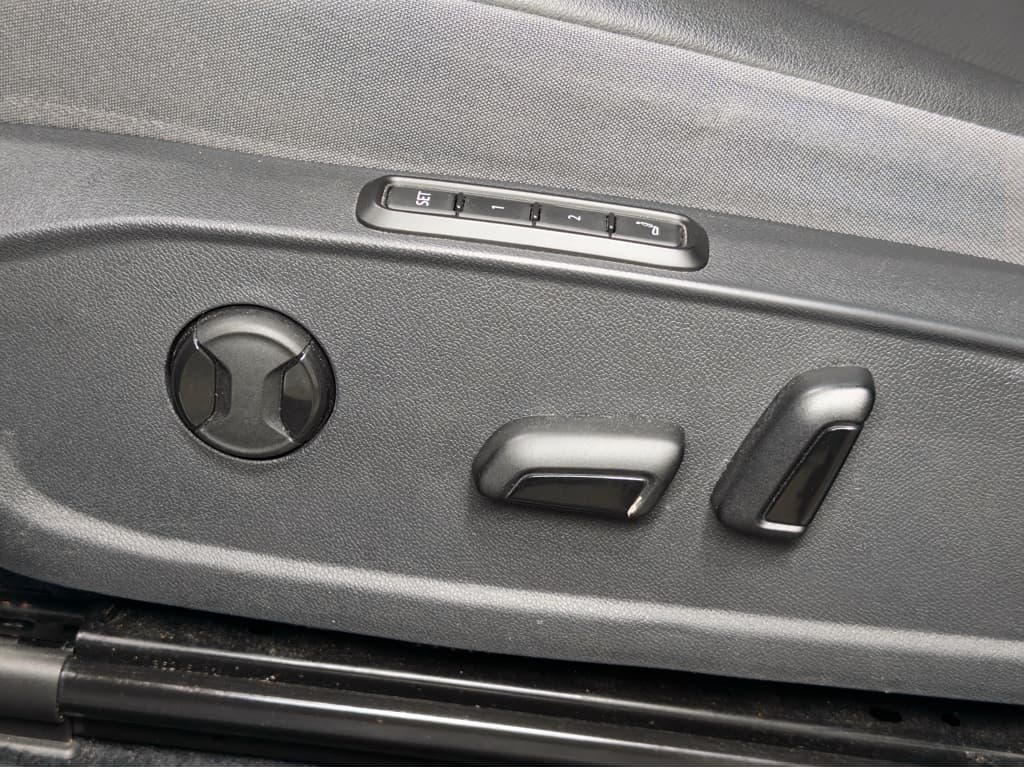 2023 Volkswagen ID.4 view 7