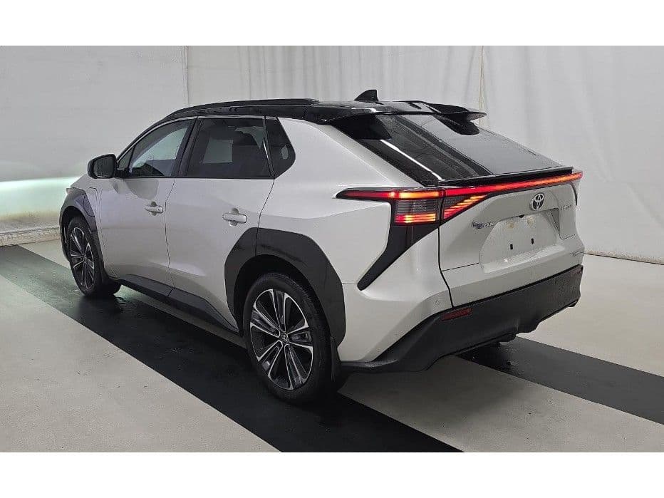 2023 Toyota bZ4X view 4