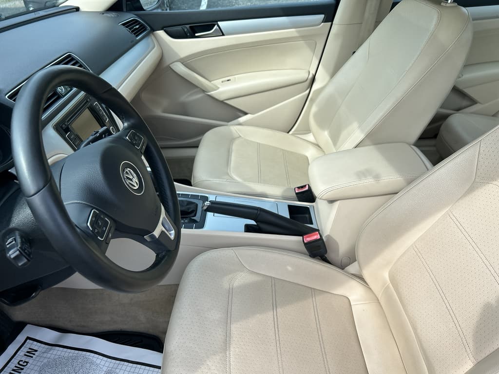 2012 Volkswagen Passat view 7